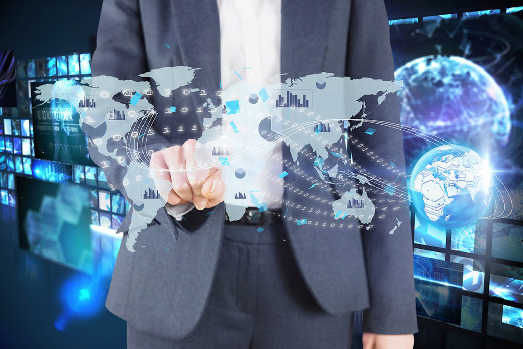 Mann im Anzug mit Weltkarte