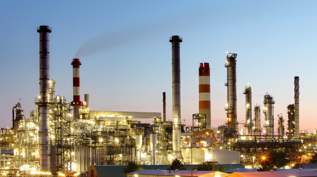 Industrieunternehmen mit Säulen und blauer Himmel